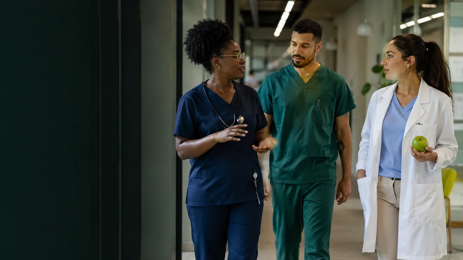 Enfermeira conversando com colegas em um hospital
