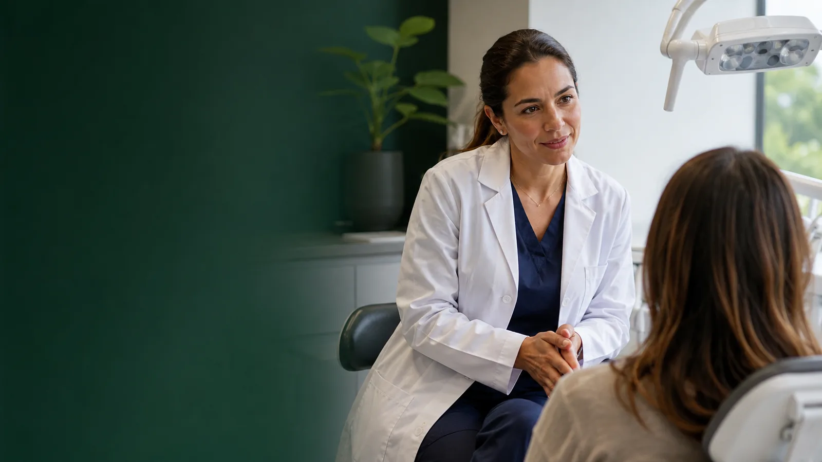 Dentista conversando com sua paciente
